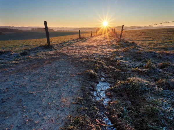 Zimny Wschód Słońca Niemieckim Mieście Wipperfurth Piękny Krajobraz Wiejski Regionie — Zdjęcie stockowe