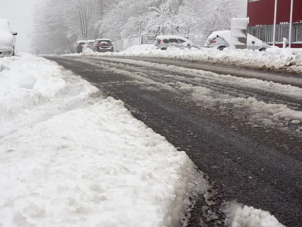 Enfoque Selectivo Primer Plano Aguanieve Carretera Camino Resbaladizo Cubierto Nieve — Foto de Stock