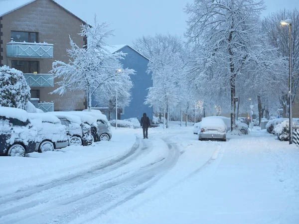 Hombre Caminando Medio Carretera Durante Una Tormenta Nieve Pavimentos Cubiertos — Foto de Stock