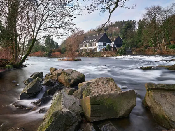 Casas Entramado Madera Orilla Del Río Vista Sobre Wipperkotten Río —  Fotos de Stock