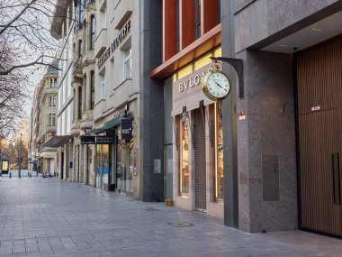 Düsseldorf, Almanya - 25 Aralık 2020: Güneşli bir sabahta boş Konigsallee Bulvarı. Dükkanlar COVID-19 tarafından kilitlendiği için kapatıldı