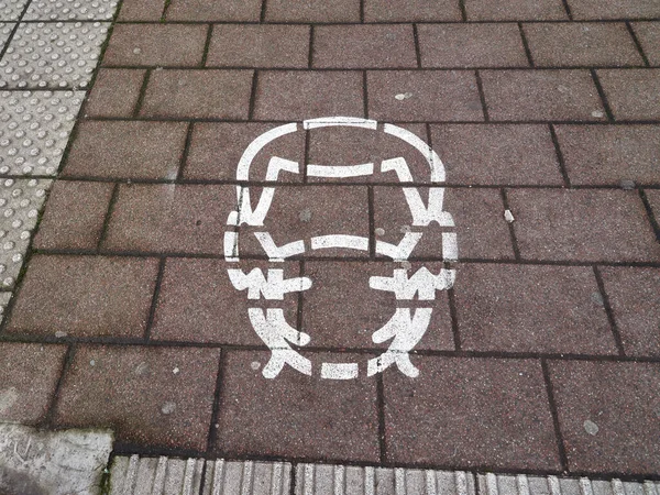 Máscara Protectora Blanca Símbolo Calle Que Camina Ciudad Alemania Durante — Foto de Stock