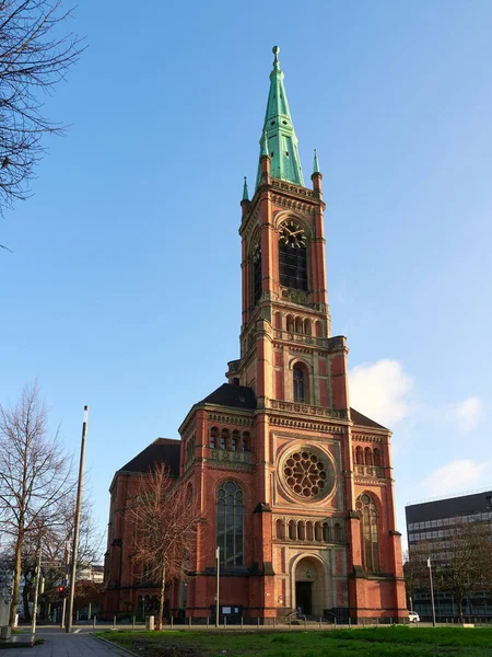 Düsseldorf, Almanya - 25 Aralık 2020: güneşli bir sabahta Johannes Kilisesi. Düsseldorf şehir merkezindeki kulede saati olan Evanjelik Kilise..
