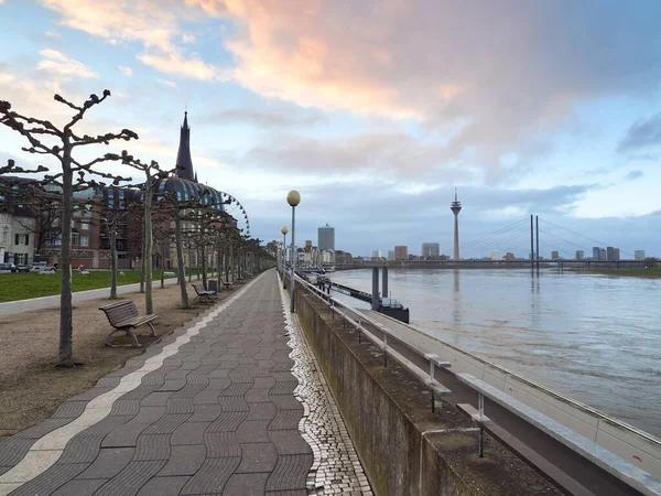Rheinuferpromenade Niemieckim Mieście Dusseldorf Promenada Nad Renem Grudniowy Poranek Jedna — Zdjęcie stockowe