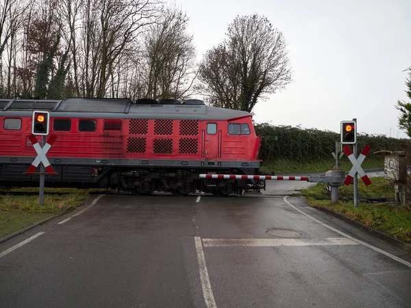 Bahnübergang Mit Geschlossener Schranke Und Vorbeifahrendem Zug — Stockfoto