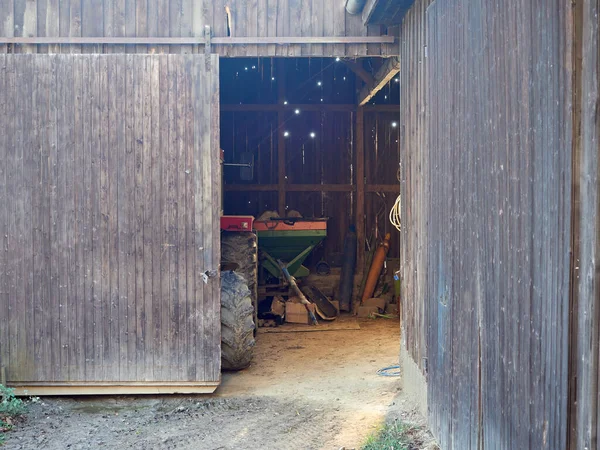 Blick Durch Die Geöffnete Tür Die Holzscheune Alte Scheune Mit — Stockfoto