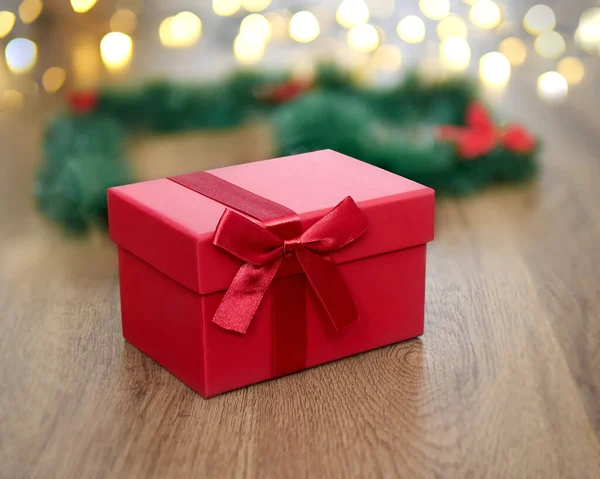 Різдвяна Червона Подарункова Коробка Дерев Яній Підлозі Задньому Плані Зелена — стокове фото