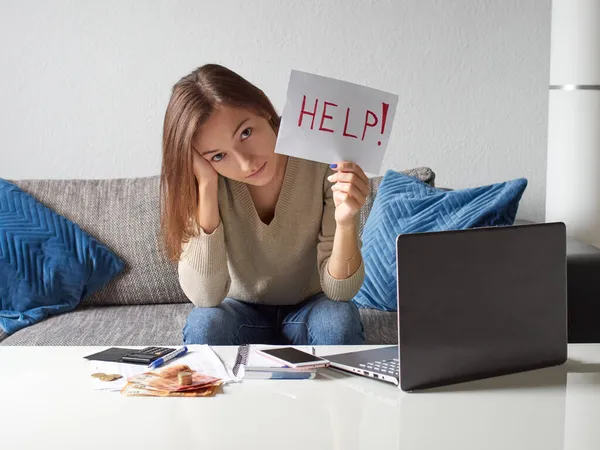 Genç, depresif bir kadın eliyle başını destekliyor ve 