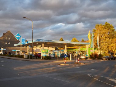 Heiligenhaus / NRW / Almanya - 21 Ekim 2020 REWE TO GO mağazası ile ARAL benzin istasyonu görüntüsü. Bir sonbahar gününde Heiligenhaus şehri.