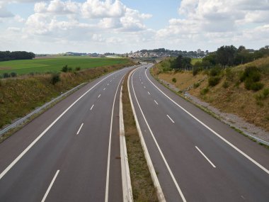 6 Eylül 2020. Heiligenhaus / NRW / Almanya. Alman A44 otoyolu Velbert 'ten Heiligenhaus' a doğru. Arka planda Heiiligenhaus şehri görülebilir.