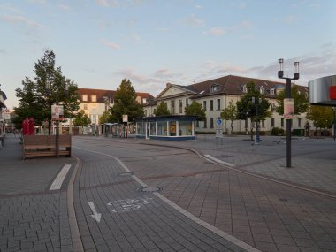 Heiligenhaus / NRW / Almanya / 6 Eylül 2020 Alman Heiligenhaus şehrinde sakin bir Pazar sabahı. Ana cadde belediye binası, stadtwerke ve otobüs durağına bakıyor.