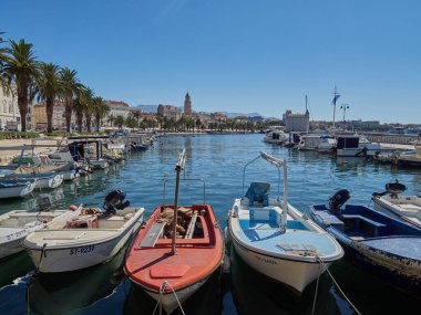 Split / Dalmaçya / Hırvatistan 22.08.2020 Splitska Riva - Güneşli bir bayram gününde liman ile Diocletian 'ın sarayı arasında palmiye ağaçlarıyla gezinti.