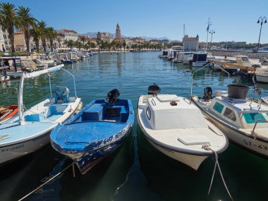 Split / Dalmaçya / Hırvatistan 22.08.2020 Split limanındaki küçük balıkçı tekneleri ve arka planda Split gezinti alanı ve Diocletian Sarayı 'ndaki ortaçağ deniz kıyısındaki binalar