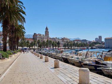 Split / Dalmaçya / Hırvatistan 22.08.2020 Splitska Riva - Güneşli bir bayram gününde liman ile Diocletian 'ın sarayı arasında palmiye ağaçlarıyla gezinti.