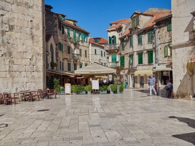 Split / Dalmaçya / Hırvatistan / 22 Ağustos 2020 Diocletian 's Palace' daki Ortaçağ Eski Kasabası Meyve Meydanı