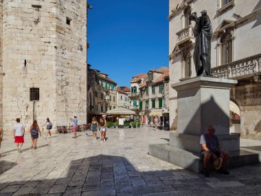 Split / Dalmaçya / Hırvatistan 22,08.2020 Fruit Square, Marko Maruliç heykeli ve Hırvatistan 'ın Eski Split kentinin Diocletian Palace bölümünde Venedik Kulesi.