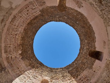 Split / Dalmaçya / Hırvatistan 22.08.2020 - Diocletian Sarayı - Diocletian Sarayı 'nın içindeki dairesel tavan penceresi veya Diocletian Sarayı içindeki Atrium kubbesi