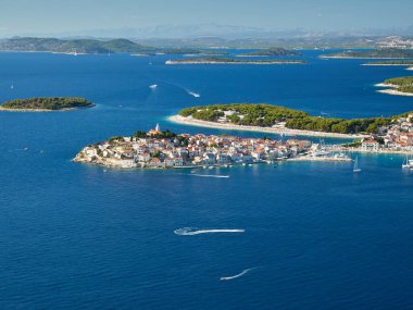 Primosten 'in turistik kasabasının muhteşem panoramik manzarası. Old Town ve Marina manzarası. Dalmaçya, Hırvatistan