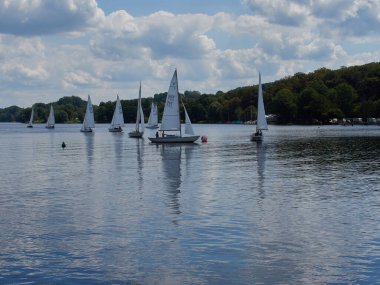 Essen / NRW / Almanya / 12 / 07 / 2020 Baldeneysee. Baldeneysee Gölü manzarası. Gölde yüzen gemiler ve yelkenliler.