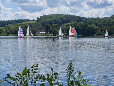 Essen / NRW / Almanya / 12 / 07 / 2020 Baldeneysee. Baldeneysee Gölü manzarası. Gölde yüzen gemiler ve yelkenliler.