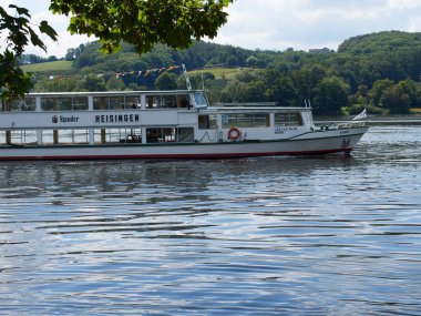 Essen / NRW / Almanya / 12 / 07 / 2020 Baldeneysee. Baldeneysee Gölü manzarası. Yüzen gemi Heisingen gölde.