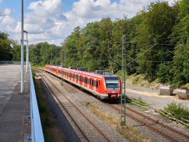 Ratingen / NRW / Almanya / 12 / 07 / 2020 tren istasyonu Ratingen Hoesel. Tren istasyonu platformunun manzarası. Alman demiryolu Deutsche Bahn