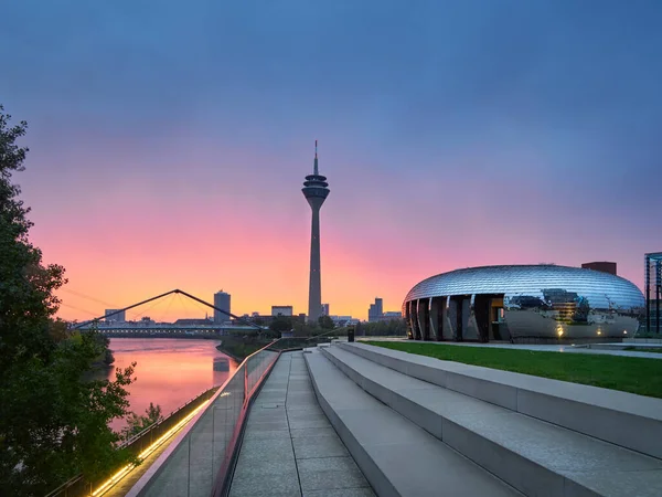 Düsseldorf / NRW / Almanya / 03.10.2020: Medya limanında yağmurlu gün doğumu. Düsseldorf şehrinin kentsel manzarası. Rheinkniebrucke Köprüsü ve Rhine Kulesi manzarası.