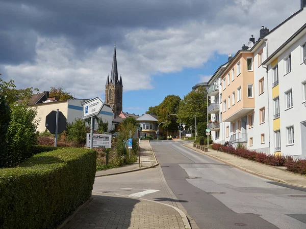 6 Eylül 2020 Heiligenhaus / NRW / Almanya. Kara fırtına Heiligenhaus şehrinin üzerinde dalgalanır. Ön planda, Wuelfrather Caddesi, arka planda, St. Suitbertus Katolik Kilisesi 'nin kulesini görebilirsiniz..