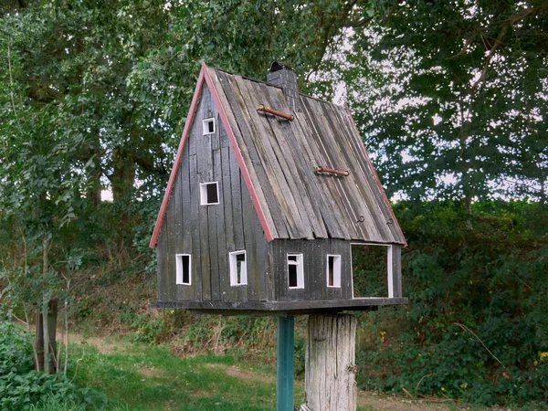 Drewniany Domek Dla Ptaków Kształcie Prawdziwego Domu Drzwiami Oknami Stojący — Zdjęcie stockowe