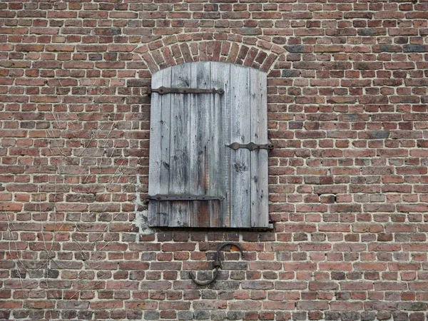 Een Oud Houten Deurtje Het Midden Van Een Stenen Muur — Stockfoto