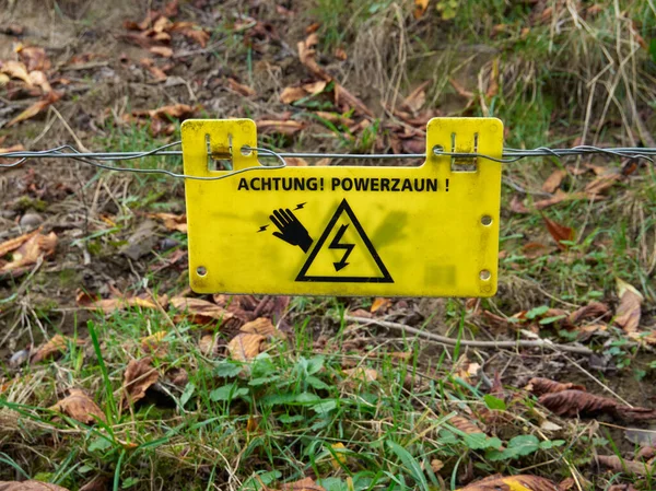 Немецкий Желтый Предупреждающий Знак Осторожно Электрический Забор Achtung Powerzaun Предупреждающий — стоковое фото