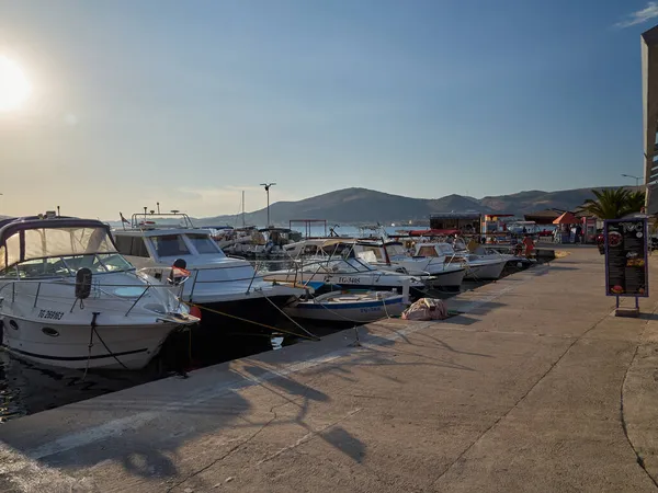 Okrug Gornji / Dalmaçya / Hırvatistan 23 Ağustos 2020 Deniz limanı ve Ciovo adasındaki Okrug Gornji kasabasında gezinti.