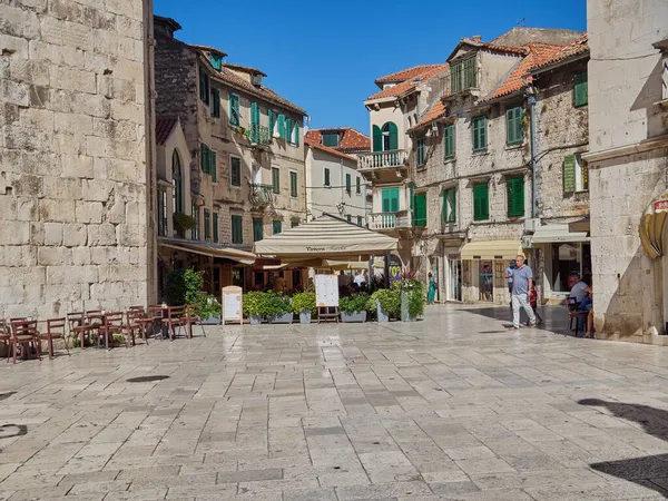 Split / Dalmaçya / Hırvatistan / 22 Ağustos 2020 Diocletian 's Palace' daki Ortaçağ Eski Kasabası Meyve Meydanı