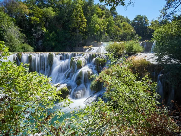 Krka nehrindeki Skradinski Buk şelaleleri ve şelalelerinin manzarası. Krka Ulusal Parkı, Dalmaçya, Hırvatistan