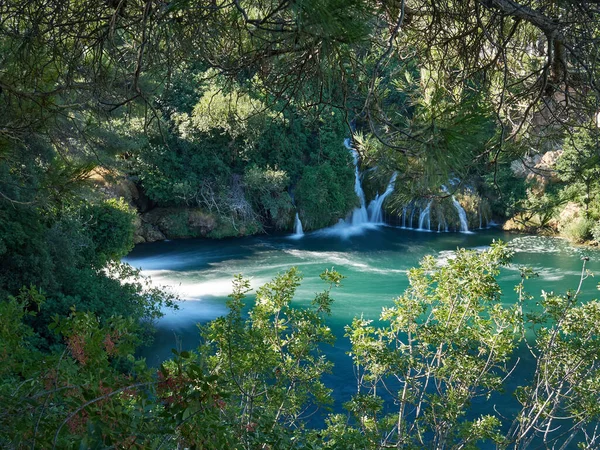 Krka nehrindeki Skradinski Buk şelaleleri ve şelalelerinin manzarası. Krka Ulusal Parkı, Dalmaçya, Hırvatistan