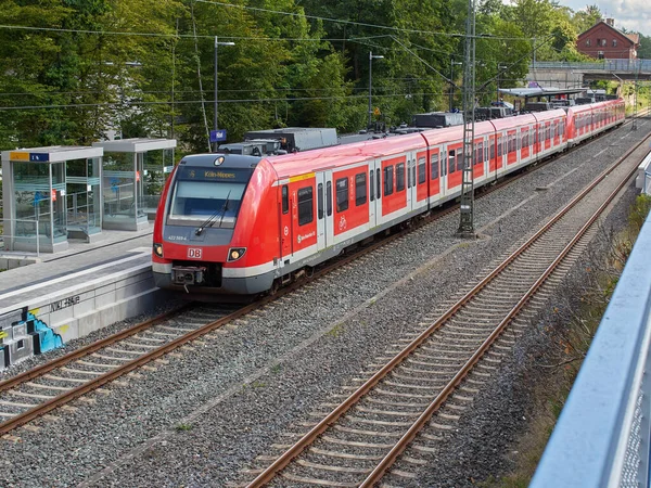 Ratingen / NRW / Almanya / 12 / 07 / 2020 tren istasyonu Ratingen Hoesel. Tren istasyonu platformunun manzarası. Alman demiryolu Deutsche Bahn