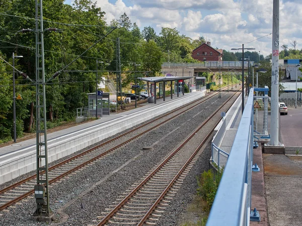 Ratingen / NRW / Almanya / 12 / 07 / 2020 tren istasyonu Ratingen Hoesel. Tren istasyonu platformunun manzarası. Alman demiryolu Deutsche Bahn