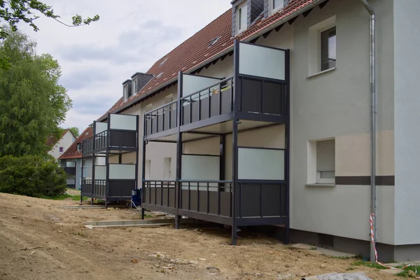 Konutlarda yeni yapılmış paslanmaz çelik balkon korkulukları.