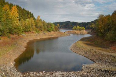 Kısmen kuru göl. Sonbaharda barajda düşük su seviyesi. Wuppertalsperre / Remscheid / NRW / Almanya 
