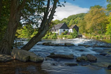 Solingen / NRW / Almanya Eylül 2019. Nehir kıyısındaki yarım keresteli evler. Bergisches topraklarındaki Klingestadt Solingen 'in simgelerinden biri olan Wipperkotten' a bakın. Peyzaj fotoğrafçılığı