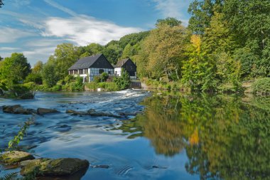 Solingen / NRW / Almanya Eylül 2019. Nehir kıyısındaki yarım keresteli evler. Bergisches topraklarındaki Klingestadt Solingen 'in simgelerinden biri olan Wipperkotten' a bakın. Peyzaj fotoğrafçılığı