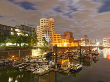 Düsseldorf / NRW / Almanya - Eylül 2019. Geceleri Dusseldorf marinasının manzarası..