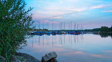 Dussledorf, Almanya 15.09.2019. Gün batımından sonraki mavi saatte Duesseldorf 'taki Unterbachersee gölünde yat limanı.. 