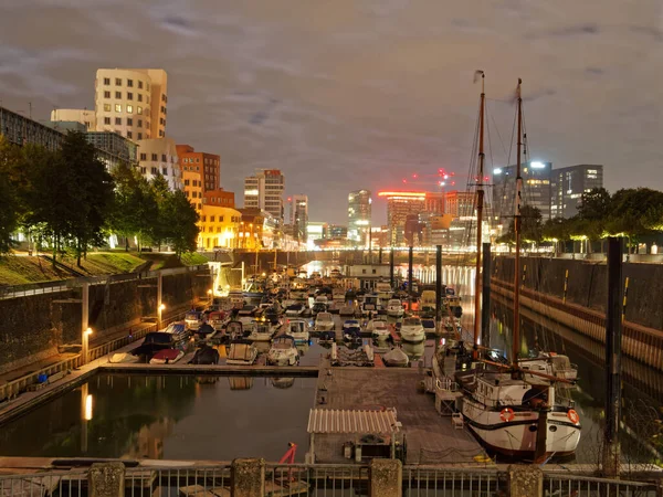 Düsseldorf / NRW / Almanya - Eylül 2019. Geceleri Dusseldorf marinasının manzarası..