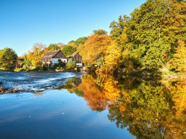 Nehir kıyısındaki yarım keresteli evler. Wipperkotten 'ın Wupper nehri manzarası. Bergisches Diyarı 'ndaki Solingen' de güzel bir altın sonbahar. Peyzaj fotoğrafçılığı