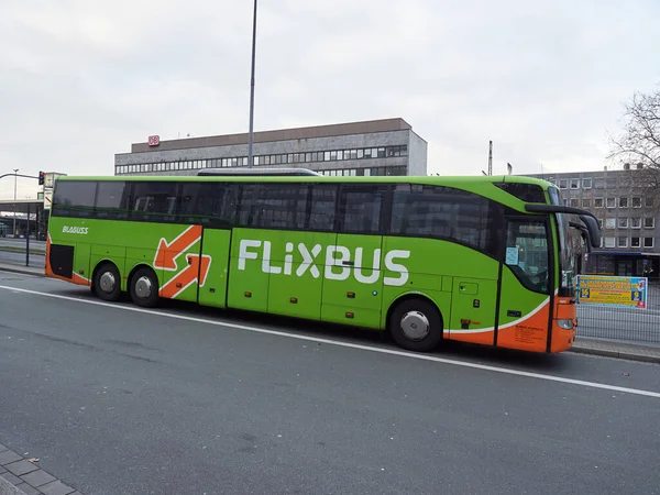 Essen, Almanya: 28 Kasım 2021 - Flixbus şehir merkezindeki istasyona park etti. Freiheit durağındaki yeşil turist otobüsü..