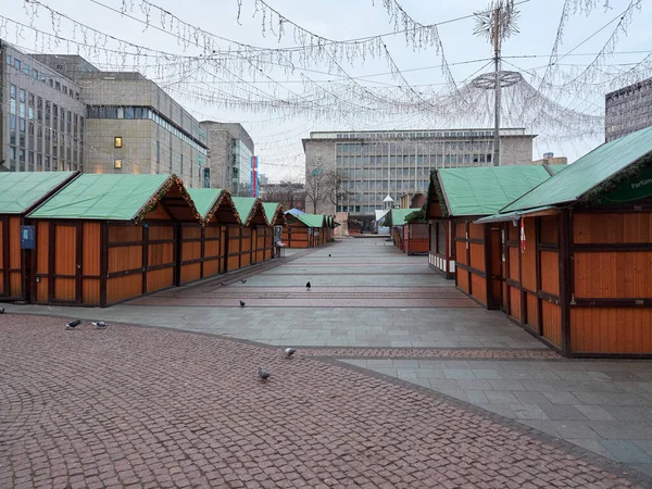 Essen, Almanya: 28 Kasım 2021 - Kennedyplatz 'da boş, kapalı bir Noel Pazarı.