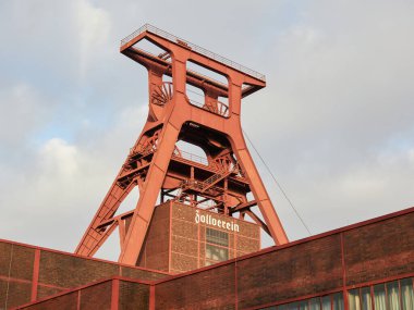 Essen, Almanya - 30 Ocak 2022: Zollverein madeni ve kokain fabrikası endüstriyel kompleksi. UNESCO Dünya Mirası Alanı. Müze olarak çalışıyor..