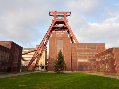 Essen, Almanya - 30 Ocak 2022: Zollverein madeni ve kokain fabrikası endüstriyel kompleksi. UNESCO Dünya Mirası Alanı. Müze olarak çalışıyor..