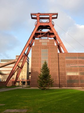 Essen, Almanya - 30 Ocak 2022: Zollverein madeni ve kokain fabrikası endüstriyel kompleksi. UNESCO Dünya Mirası Alanı. Müze olarak çalışıyor..